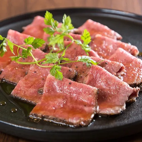 【自慢の一品】表面は香ばしく中はジューシーな黒毛和牛のローストビーフ